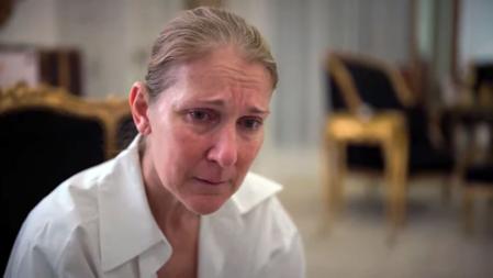 Céline Dion prepara el inminente lanzamiento de su documental Soy Céline Dion y las imágenes del tráiler nos adelantan que muchos de sus fans terminarán llorando. La cantante repasa cómo recibió el anuncio de su enfermedad y lo mal que está llevando no poder dar conciertos.