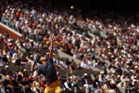 Carlos Alcaraz sirve, en su partido frente a JJ Wolf, ante una grada repleta en París