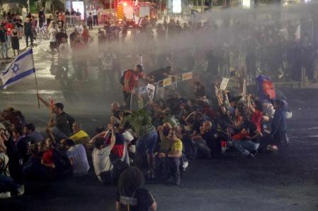 Las revueltas en la calle siguen por el conflicto.