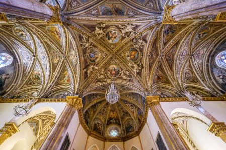 La magnífica bóveda con frescos dentro de la Catedral de San Lorenzo en el corazón medieval de Perugia