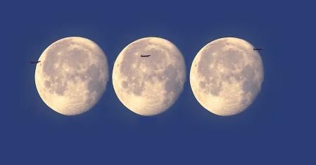 Secuencia de imágenes del avión pasando con la luna menguante de fondo.