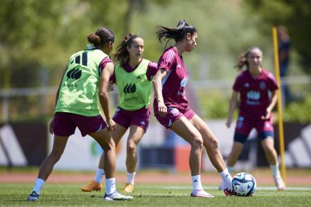 MADRID, 28/05/2024.- Jugadoras de la selección española femenina de fútbol durante el entrenamiento del equipo que se encuentra concentrado para disputar dos encuentros clasificatorios para la Eurocopa del 2025 ante Dinamarca. EFE/ David Aliaga/RFEF SOLO USO EDITORIAL/SOLO DISPONIBLE PARA ILUSTRAR LA NOTICIA QUE ACOMPAÑA (CRÉDITO OBLIGATORIO)
