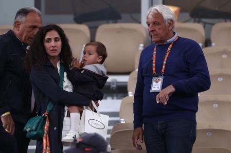 Xisca Perelló, esposa de Nadal, sostiene en brazos a Rafael jr en presencia de Sebastián, el padre del tenista