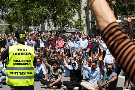 Un momento de la votación de los taxistas
