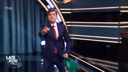 Marc Giró sostiene una bolsa de medallas en 'LateXou', ilustrando de forma satírica la polémica entrega de medallas a las campeonas de la Copa de la Reina