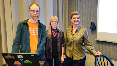 Jens Bergensten, director creativo de la franquicia Minecraft; Agnes Larsson, directora de Minecraft; y Åsa Bredin, directora general de Mojang Studios