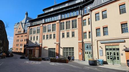 Las oficinas de Mojang Studios están ubicadas en una antigua fábrica cervecera del siglo XIX y justo al lado tienen la Escuela Real de Ballet de Suecia