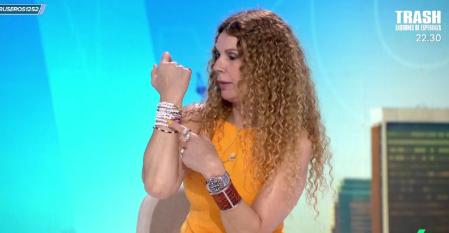 Angie Cárdenas con las pulseras de Taylor Swift