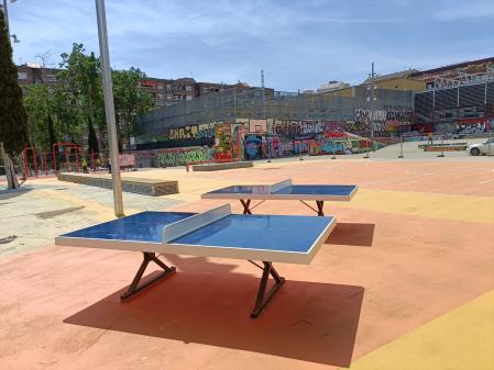 Mesas para la práctica del ping pong en el parque recién renovado