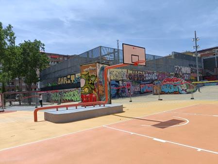 La pista de baloncesto, elemento central del parque
