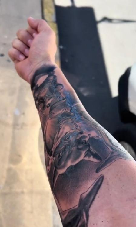 Una abuela se horroriza ante el tatuaje de su nieto