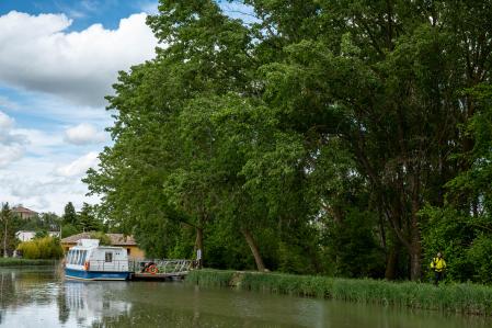 El embarcadero turístico del canal de Castilla