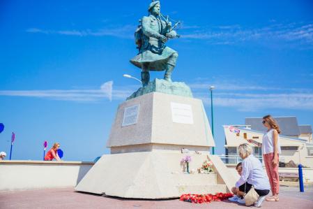 Estatua de Bill Millin en la playa de Colleville-Montgomery.