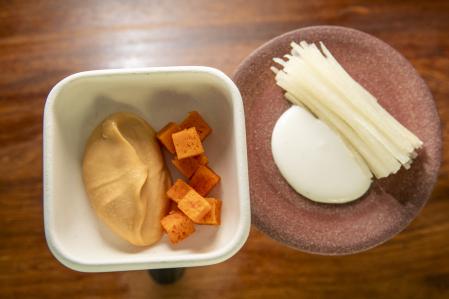 Tomate, gambas y salsa de soja