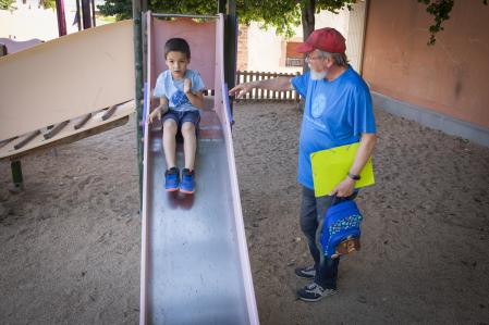 El pequeño, en el tobogán junto a su abuelo