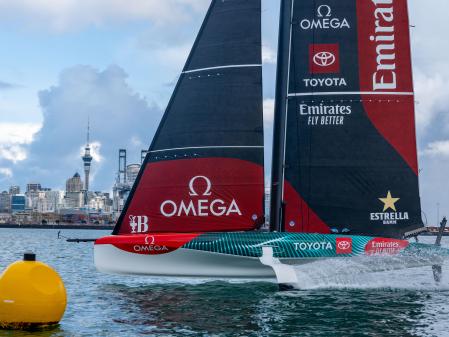 El equipo Emirates Team New Zealand, actual Defensor de la Copa del América, navega en su AC40