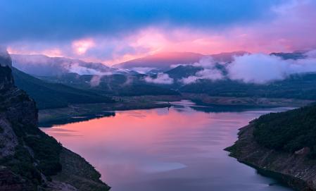 Reflejos en las aguas del pantano de Sau.
