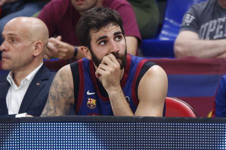 BARCELONA, 02/06/2024.- El base del FC Barcelona Ricky Rubio (c) durante el tercer encuentro de semifinales de la Liga Endesa que disputan hoy domingo en el Palau Blaugrana de Barcelona ante el Real Madrid. EFE/Toni Albedrío.