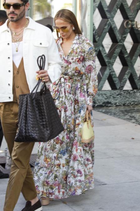 Jennifer Lopez, seria y cabizbaja en Los Ángeles