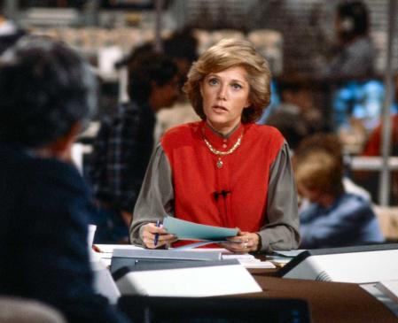 La presentadora de televisión Lesley Stahl en 1984 en el programa CBS News.