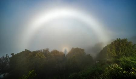 Arco de niebla con espectro de Brocken en el valle de Sau.