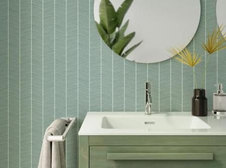 Papel pintado verde en el baño