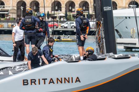 La tripulación y el equipo de apoyo del Ineos Britannia se prepara para salir a navegar. En la imagen se ven los habitáculos de los tripulantes de estribor