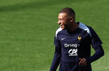 El nuevo futbolista del Real Madrid, Kylian Mbappé, ayer con la selección francesa