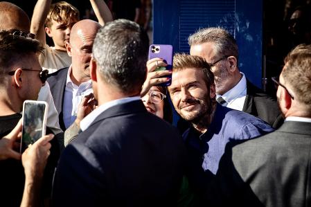 David Beckham dedicó gran parte de su visita a hacerse selfies con todos los que se lo pidieron