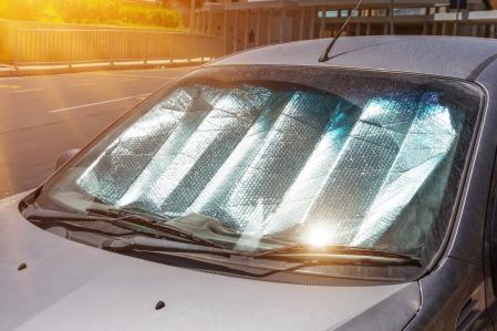 Un parasol colocado en el parabrisas ayuda a bajar la temperatura del interior del coche 