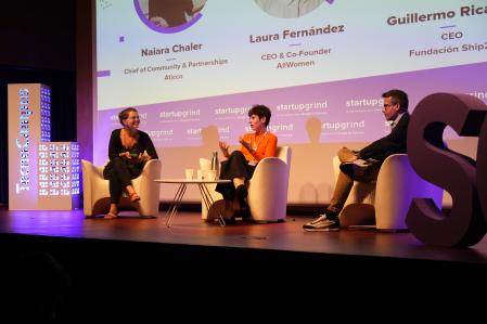 Naiara Chaler, Chief of Community & Partnerships de Aticco, junto a Laura Fernández Giménez, CEO y cofundadora de AllWomen, y Guillermo Ricarte, CEO de fundación Ship2B en la ponencia sobre Inteligencia de Impacto.