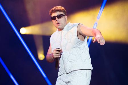 El cantante Quevedo durante su actuación en la sexta edición del Mallorca Live Festival, en el Antiguo Aquapark de Calvià, a 19 de mayo de 2023, en Mallorca, Baleares (España). El artista canario cuenta con el récord de ser el artista español que más tiempo ha liderado la lista de Spotify Global. En la pasada edición del Mallorca Live Festival por cada euro invertido por el Ayuntamiento de Calvià o por otras administraciones públicas en este festival de música, se generaron más de 18 en la economía local. Para este nuevo año, se pretende incrementar el impacto económico de 2022 de 10,15 millones de euros.