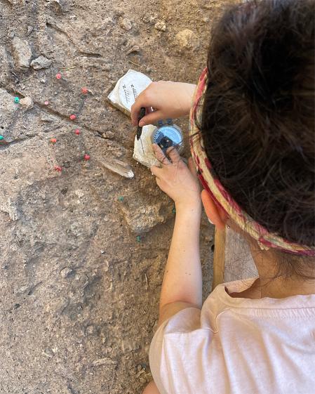 Ángela Herrejón, primera autora del estudio, toma algunas de las muestras arqueomagnéticas en el yacimiento de El Salt, en Alicante, que han permitido establecer la diferencia temporal entre cada hoguera.