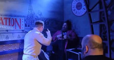 El nazi Alberto Pugilato agrede al cómico Jaime Caravaca.