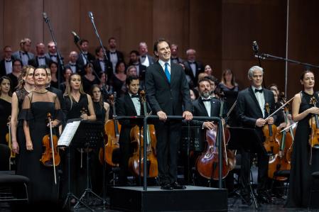 Carlo Tenan, el maestro italiano que es titular de la orquesta de Estambul desde el pasado septiembre, saluda al público con el resto de músicos