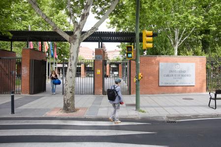 Varias personas en la Facultad de Ciencias Sociales y Jurídicas de la Universidad Carlos III, a 14 de mayo de 2024, en Madrid (España). Varias asociaciones de estudiantes de la Universidad Carlos III de Madrid continúan denunciado la postura del rectorado ante los diferentes actos que se vienen organizando en los últimos meses contra el genocidio israelí en Gaza y otras zonas de Palestina.