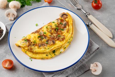 Una recomendación de desayuno siguiendo la dieta antiinflamatoria es una tortilla con queso y setas