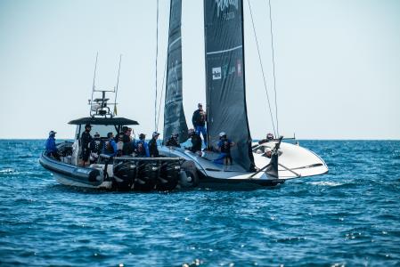 Los barcos de apoyo a los veleros de competición son todavía semirrígidas con motores de gasolina, pero el barco de hidrógeno abre una nuevo camino en la náutica