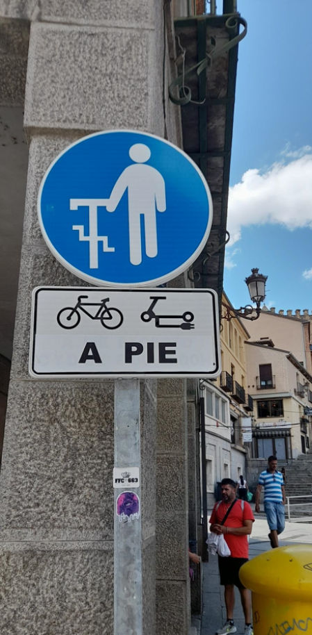 Señal bien clara para patinadores y ciclistas en Segovia.
