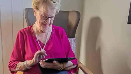 Mercè Puigbò, con 89 años, disfruta de la tecnología. La tableta le permite conectarse a plataformas de streaming para ver películas