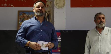 El líder de Vox Santiago Abascal, ejerce su derecho al voto en las elecciones europeas en un colegio de Madrid este domingo (EFE)