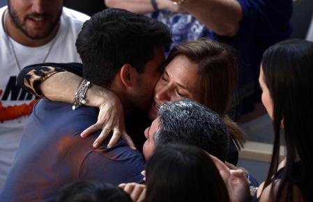 Carlos Alcaraz se abraza a sus padres, Carlos y Virginia, el domingo tras su victoria