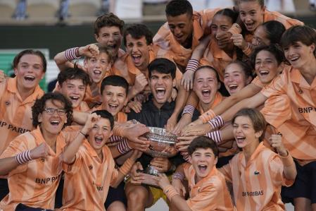 Carlos Alcaraz posa con los recogepelotas, el domingo en Roland Garros