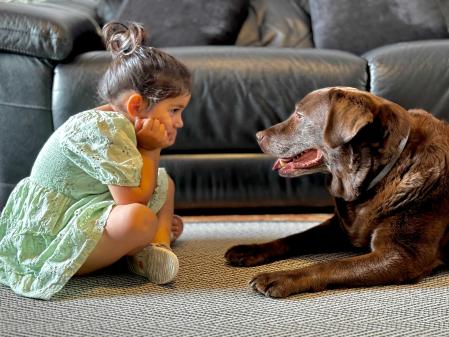 Bongo tiene 10 años y Aleth tiene 4