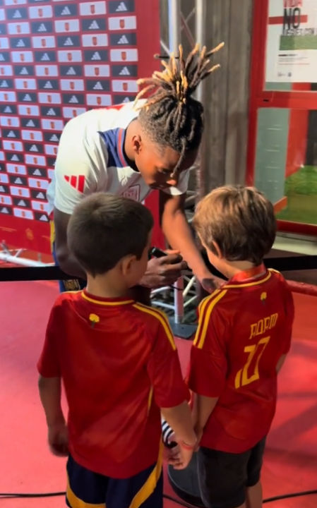 Nico Williams firma las camisetas de la selección
