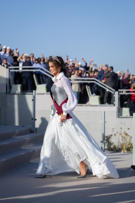 La reina Rania con su vestido camisero y con corsé en los actos del Jubileo de Plata