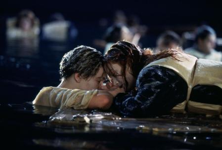 Jack Dawson y Rose DeWitt Bukater (Leonardo di Caprio y Kate Winslet), en el tablón durante una de las escenas más emotivas de 'Titanic'