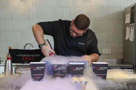 El cocinero malagueño Dani García elabora unas palomitas silenciosas, las 'Palomutes'