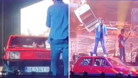 Estopa saca al escenario de la Cartuja un Seat Panda, protagonista de su canción 