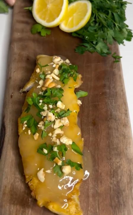 Raquel Meroño emplata la merluza bañada en la salsa de limón, con perejil y frutos secos.